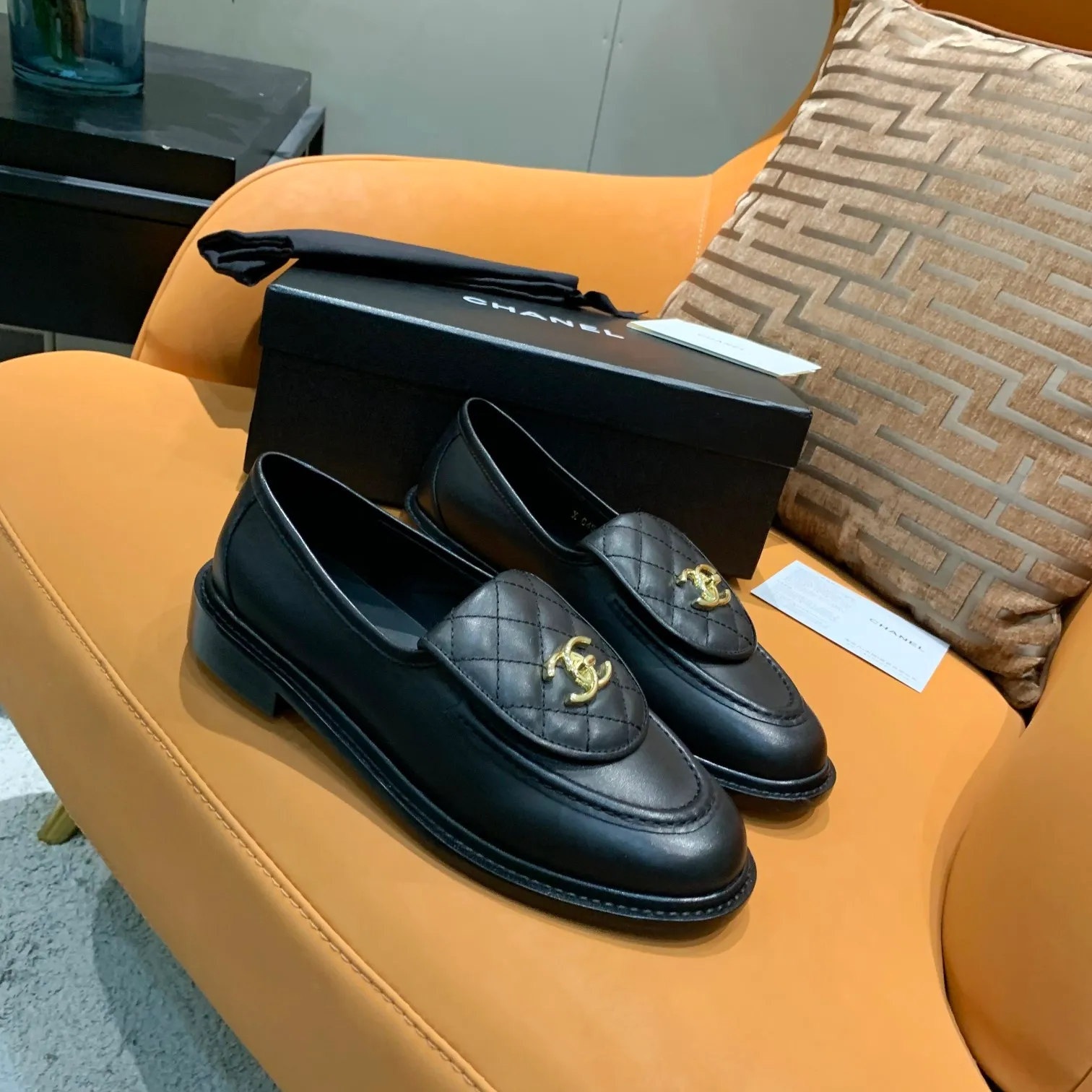👟👟Ex-factory price 480👟👟 Women's shoes and women's clothing The official website is updated simultaneously with high version, CHANEL FW2021 Chanel early spring new top autumn shoes single shoe series ____________________ The must-have hot style of the fragrance family in spring, the goddess series, with the elegant and ladylike temperament of the fragrance family, super durable, irresistible, heart-beating... ▪️The upper is made of high-grade imported cowhide with texture ➕Original molded hardware buckle ➕Electric embroidery ▪️The lining is made of imported lambskin, which is soft and comfortable ▪️Original molded version, Italian genuine leather outsole🇮🇹 ▪️Number of yards: 35-40 (41 customized, non-returnable) ▪️Color: 4 colors of black, white, apricot and patent leather